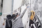 A group of young people gathered on the corner of Njegoseva and Aleksa Nenadovic and started cleaning the mural with the image of Ratko Mladic, on which a bucket of paint was thrown. Grupa mladih se okupila na uglu Njegoseve i Alekse Nenadovica i p