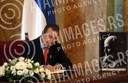 The President of the Assembly of Serbia, Ivica Dacic, has entered himself in the book of condolences on the death of the Deputy President  of the National Assembly, Muamer Zukorlic.Predsednik Skupstine Srbije Ivica Dacic upisao se u knjigu zalosti 