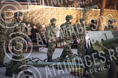 Honorary units of the Serbian Army Guard from the Sava Terrace of the Belgrade Fortress fired honorary artillery fire in honor of the Day of Reconciliation in the First World War - a national holiday in the Republic of Serbia. Pocasne jedinice Gard