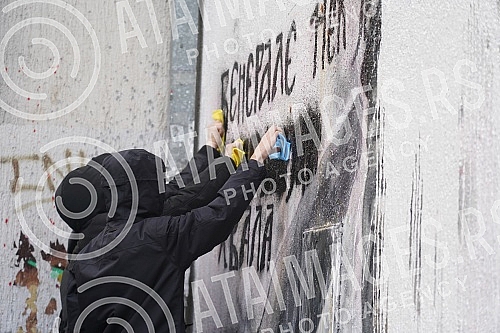 A group of young people gathered on the corner of Njegoseva and Aleksa Nenadovic and started cleaning the mural with the image of Ratko Mladic, on which a bucket of paint was thrown. Grupa mladih se okupila na uglu Njegoseve i Alekse Nenadovica i p