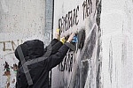 A group of young people gathered on the corner of Njegoseva and Aleksa Nenadovic and started cleaning the mural with the image of Ratko Mladic, on which a bucket of paint was thrown. Grupa mladih se okupila na uglu Njegoseve i Alekse Nenadovica i p