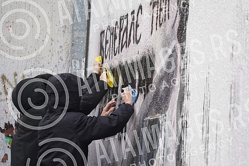 A group of young people gathered on the corner of Njegoseva and Aleksa Nenadovic and started cleaning the mural with the image of Ratko Mladic, on which a bucket of paint was thrown. Grupa mladih se okupila na uglu Njegoseve i Alekse Nenadovica i p