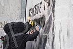 A group of young people gathered on the corner of Njegoseva and Aleksa Nenadovic and started cleaning the mural with the image of Ratko Mladic, on which a bucket of paint was thrown. Grupa mladih se okupila na uglu Njegoseve i Alekse Nenadovica i p