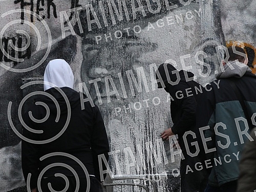 A group of about ten young men appeared at the place where the mural dedicated to Ratko Mladic was painted early in the morning, and shortly after 3.30 pm they removed the paint from the mural, which was spilled by the SDPS representative Djordjo Zuj