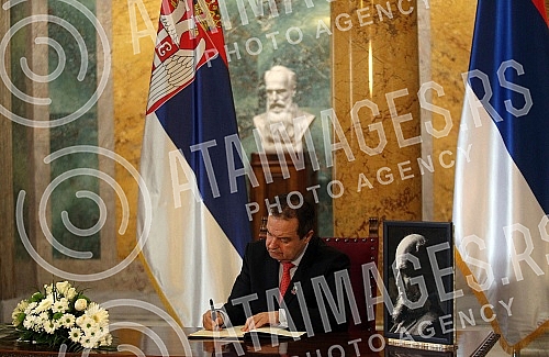 The President of the Assembly of Serbia, Ivica Dacic, has entered himself in the book of condolences on the death of the Deputy President  of the National Assembly, Muamer Zukorlic.Predsednik Skupstine Srbije Ivica Dacic upisao se u knjigu zalosti 