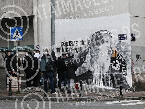 A group of about ten young men appeared at the place where the mural dedicated to Ratko Mladic was painted early in the morning, and shortly after 3.30 pm they removed the paint from the mural, which was spilled by the SDPS representative Djordjo Zuj