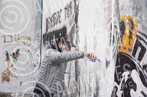A group of young people gathered on the corner of Njegoseva and Aleksa Nenadovic and started cleaning the mural with the image of Ratko Mladic, on which a bucket of paint was thrown. Grupa mladih se okupila na uglu Njegoseve i Alekse Nenadovica i p