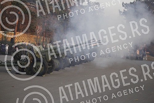 Honorary units of the Serbian Army Guard from the Sava Terrace of the Belgrade Fortress fired honorary artillery fire in honor of the Day of Reconciliation in the First World War - a national holiday in the Republic of Serbia. Pocasne jedinice Gard