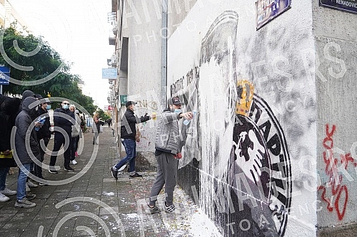 A group of young people gathered on the corner of Njegoseva and Aleksa Nenadovic and started cleaning the mural with the image of Ratko Mladic, on which a bucket of paint was thrown. Grupa mladih se okupila na uglu Njegoseve i Alekse Nenadovica i p