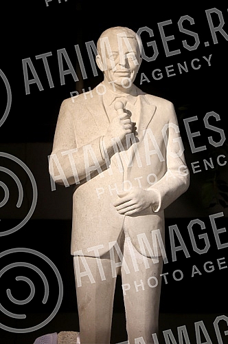 Unveiling the Mico Orlovic Monument at the plateau in front of the RTS building.Otkrivanje spomenika Miloju Mici Orlovicu na platou ispred zgrade RTS.