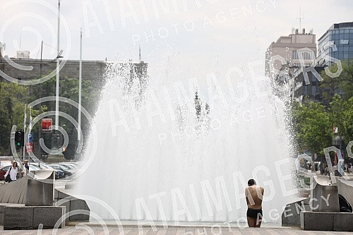 A migrant from Kuwait is bathing in a fountain on Nikola Pasic Square.Migrant iz Kuvajta se kupa u fontani na Trgu Nikole Pasica.