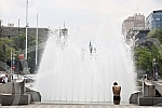 A migrant from Kuwait is bathing in a fountain on Nikola Pasic Square.Migrant iz Kuvajta se kupa u fontani na Trgu Nikole Pasica.