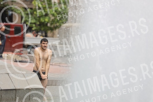A migrant from Kuwait is bathing in a fountain on Nikola Pasic Square.Migrant iz Kuvajta se kupa u fontani na Trgu Nikole Pasica.