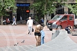 A migrant from Kuwait is bathing in a fountain on Nikola Pasic Square.Migrant iz Kuvajta se kupa u fontani na Trgu Nikole Pasica.
