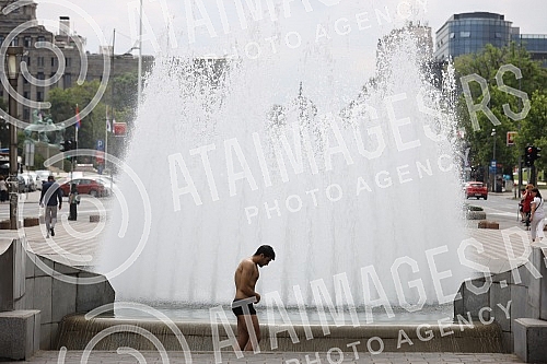 A migrant from Kuwait is bathing in a fountain on Nikola Pasic Square.Migrant iz Kuvajta se kupa u fontani na Trgu Nikole Pasica.