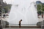 A migrant from Kuwait is bathing in a fountain on Nikola Pasic Square.Migrant iz Kuvajta se kupa u fontani na Trgu Nikole Pasica.
