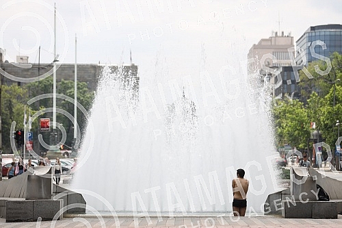 A migrant from Kuwait is bathing in a fountain on Nikola Pasic Square.Migrant iz Kuvajta se kupa u fontani na Trgu Nikole Pasica.