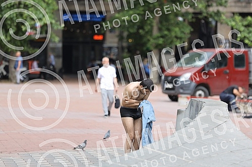 A migrant from Kuwait is bathing in a fountain on Nikola Pasic Square.Migrant iz Kuvajta se kupa u fontani na Trgu Nikole Pasica.