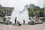 A migrant from Kuwait is bathing in a fountain on Nikola Pasic Square.Migrant iz Kuvajta se kupa u fontani na Trgu Nikole Pasica.