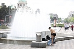 A migrant from Kuwait is bathing in a fountain on Nikola Pasic Square.Migrant iz Kuvajta se kupa u fontani na Trgu Nikole Pasica.