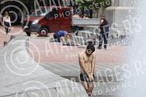A migrant from Kuwait is bathing in a fountain on Nikola Pasic Square.Migrant iz Kuvajta se kupa u fontani na Trgu Nikole Pasica.