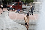 A migrant from Kuwait is bathing in a fountain on Nikola Pasic Square.Migrant iz Kuvajta se kupa u fontani na Trgu Nikole Pasica.