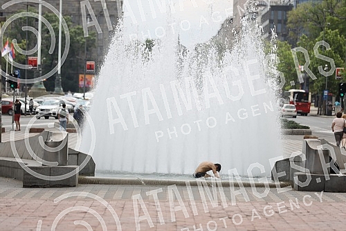 A migrant from Kuwait is bathing in a fountain on Nikola Pasic Square.Migrant iz Kuvajta se kupa u fontani na Trgu Nikole Pasica.