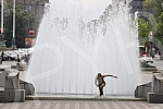 A migrant from Kuwait is bathing in a fountain on Nikola Pasic Square.Migrant iz Kuvajta se kupa u fontani na Trgu Nikole Pasica.