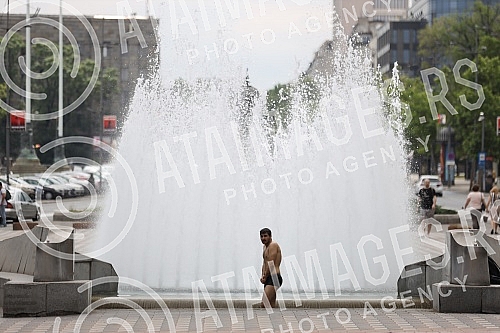 A migrant from Kuwait is bathing in a fountain on Nikola Pasic Square.Migrant iz Kuvajta se kupa u fontani na Trgu Nikole Pasica.