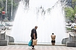 A migrant from Kuwait is bathing in a fountain on Nikola Pasic Square.Migrant iz Kuvajta se kupa u fontani na Trgu Nikole Pasica.