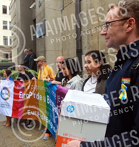 The extraordinary media conference of the organizers of EuroPride 2022 was held in front of the Serbian Government building.Vanredna konferencija za medije  organizatora EuroPrajda 2022 odrzana je ispred zgrade Vlade Srbije 