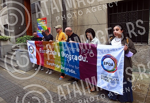 The extraordinary media conference of the organizers of EuroPride 2022 was held in front of the Serbian Government building.Vanredna konferencija za medije  organizatora EuroPrajda 2022 odrzana je ispred zgrade Vlade Srbije 