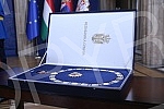 The President of Serbia, Aleksandar Vucich, presented the Prime Minister of Hungary, Viktor Orban, with the Order of the Republic of Serbia on a large necklace for outstanding services in developing and consolidating peaceful cooperation and friendly