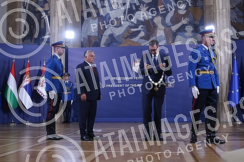 The President of Serbia, Aleksandar Vucich, presented the Prime Minister of Hungary, Viktor Orban, with the Order of the Republic of Serbia on a large necklace for outstanding services in developing and consolidating peaceful cooperation and friendly