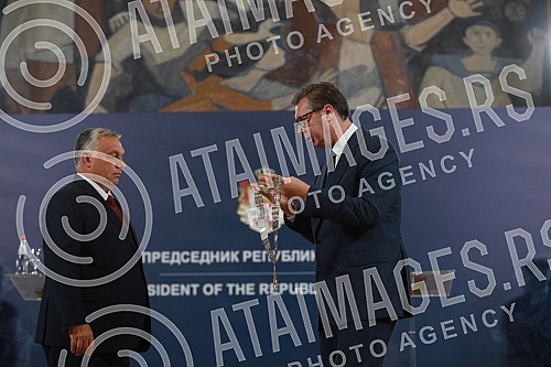 The President of Serbia, Aleksandar Vucich, presented the Prime Minister of Hungary, Viktor Orban, with the Order of the Republic of Serbia on a large necklace for outstanding services in developing and consolidating peaceful cooperation and friendly