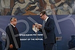 The President of Serbia, Aleksandar Vucich, presented the Prime Minister of Hungary, Viktor Orban, with the Order of the Republic of Serbia on a large necklace for outstanding services in developing and consolidating peaceful cooperation and friendly