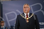 The President of Serbia, Aleksandar Vucich, presented the Prime Minister of Hungary, Viktor Orban, with the Order of the Republic of Serbia on a large necklace for outstanding services in developing and consolidating peaceful cooperation and friendly