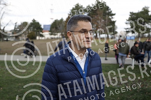 In Tasmajdan Park, People's Party President Vuk Jeremic issued a statement regarding criminal charges against Serbian Prime Minister Ana Brnabic and Ministers Zorana Mihajlovic and Irena Vujovic in connection with plans to open a Rio Tinto lithium mi