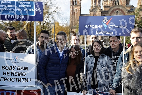 In Tasmajdan Park, People's Party President Vuk Jeremic issued a statement regarding criminal charges against Serbian Prime Minister Ana Brnabic and Ministers Zorana Mihajlovic and Irena Vujovic in connection with plans to open a Rio Tinto lithium mi