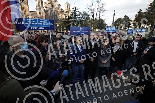 In Tasmajdan Park, People's Party President Vuk Jeremic issued a statement regarding criminal charges against Serbian Prime Minister Ana Brnabic and Ministers Zorana Mihajlovic and Irena Vujovic in connection with plans to open a Rio Tinto lithium mi