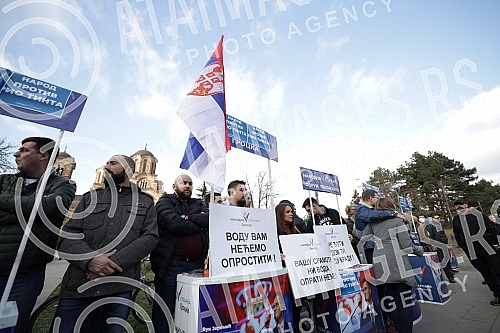 In Tasmajdan Park, People's Party President Vuk Jeremic issued a statement regarding criminal charges against Serbian Prime Minister Ana Brnabic and Ministers Zorana Mihajlovic and Irena Vujovic in connection with plans to open a Rio Tinto lithium mi