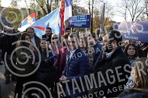 In Tasmajdan Park, People's Party President Vuk Jeremic issued a statement regarding criminal charges against Serbian Prime Minister Ana Brnabic and Ministers Zorana Mihajlovic and Irena Vujovic in connection with plans to open a Rio Tinto lithium mi
