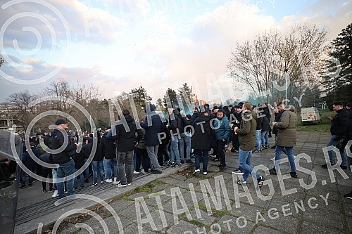 Fans of the Fejenodra football club, which will play the first game of the eighth finals of the League of Conferences against FC Partizan at 6:45 pm at the stadium in Humska, went to the stadium from the Republic Square with police escort.Navijaci 