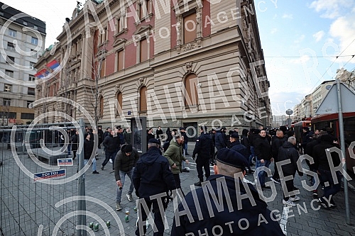 Fans of the Fejenodra football club, which will play the first game of the eighth finals of the League of Conferences against FC Partizan at 6:45 pm at the stadium in Humska, went to the stadium from the Republic Square with police escort.Navijaci 