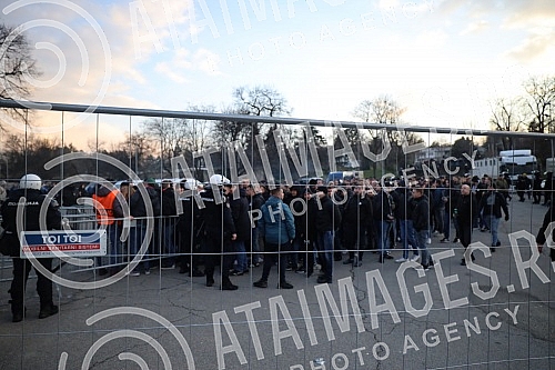 Fans of the Fejenodra football club, which will play the first game of the eighth finals of the League of Conferences against FC Partizan at 6:45 pm at the stadium in Humska, went to the stadium from the Republic Square with police escort.Navijaci 