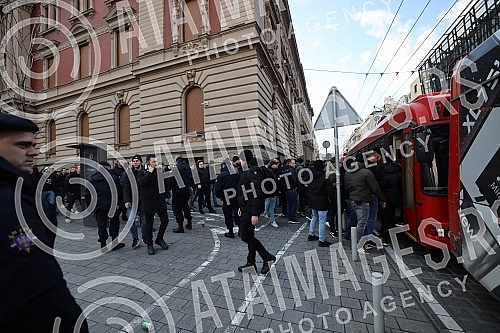 Fans of the Fejenodra football club, which will play the first game of the eighth finals of the League of Conferences against FC Partizan at 6:45 pm at the stadium in Humska, went to the stadium from the Republic Square with police escort.Navijaci 