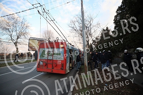 Fans of the Fejenodra football club, which will play the first game of the eighth finals of the League of Conferences against FC Partizan at 6:45 pm at the stadium in Humska, went to the stadium from the Republic Square with police escort.Navijaci 