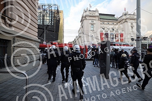 Fans of the Fejenodra football club, which will play the first game of the eighth finals of the League of Conferences against FC Partizan at 6:45 pm at the stadium in Humska, went to the stadium from the Republic Square with police escort.Navijaci 