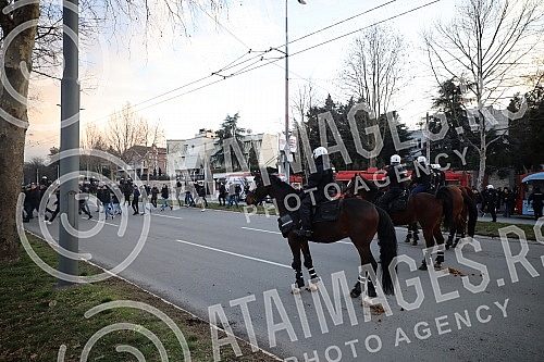 Fans of the Fejenodra football club, which will play the first game of the eighth finals of the League of Conferences against FC Partizan at 6:45 pm at the stadium in Humska, went to the stadium from the Republic Square with police escort.Navijaci 