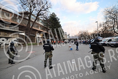 Fans of the Fejenodra football club, which will play the first game of the eighth finals of the League of Conferences against FC Partizan at 6:45 pm at the stadium in Humska, went to the stadium from the Republic Square with police escort.Navijaci 